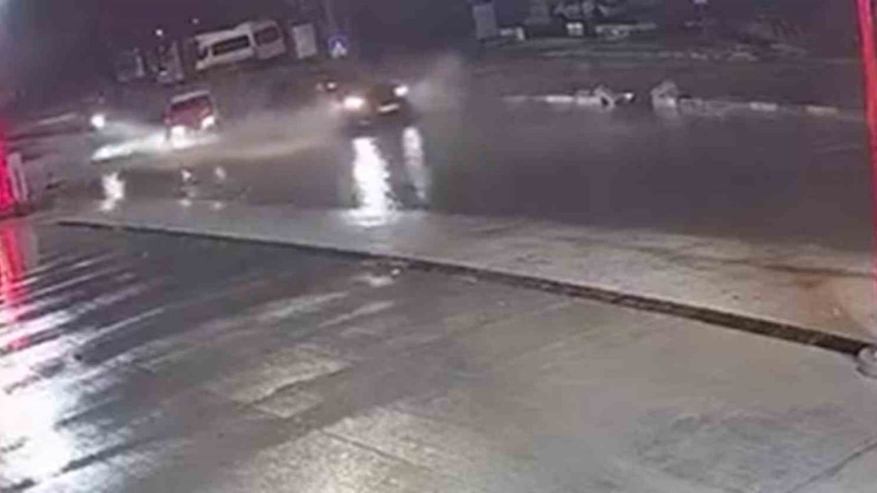 su birikintisinde ani fren zincirleme kazaya yol açtı