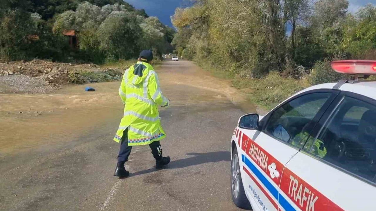 Su taşkınına karşı jandarmadan bölge yollarında sıkı denetim