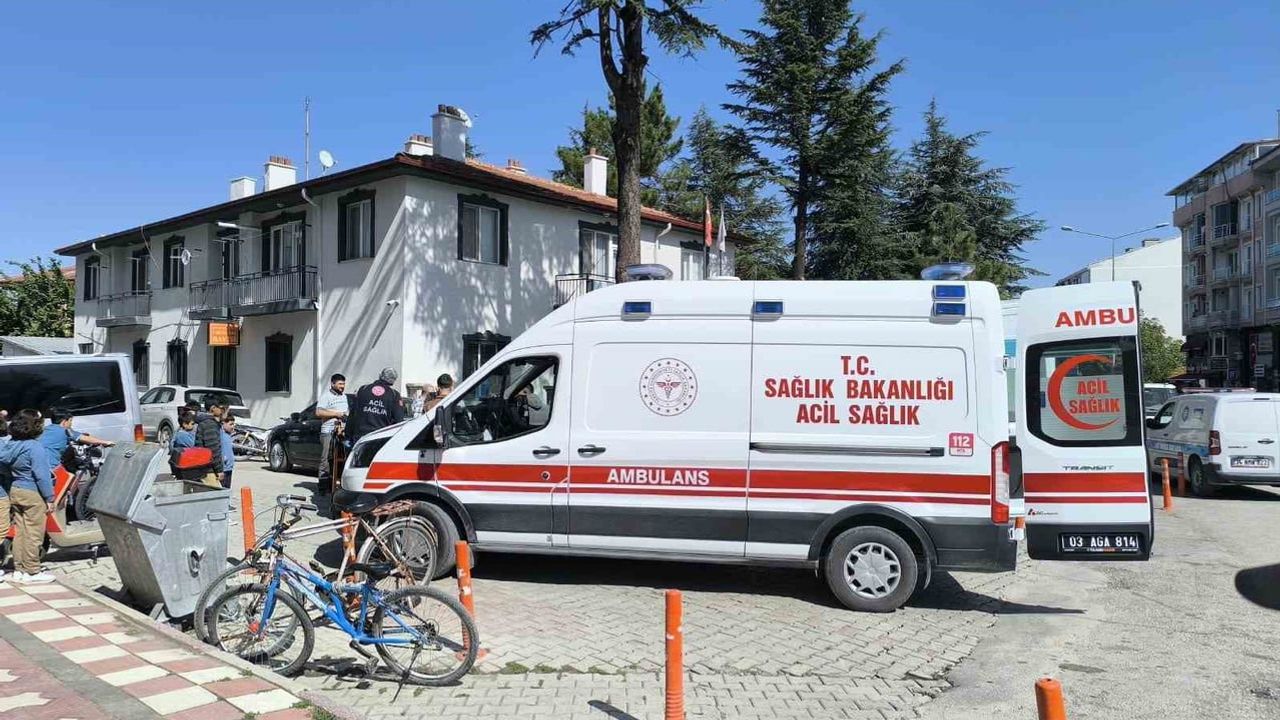 Şuhut'ta direksiyon hakimiyetini kaybeden motosiklet yol ortasına devrildi