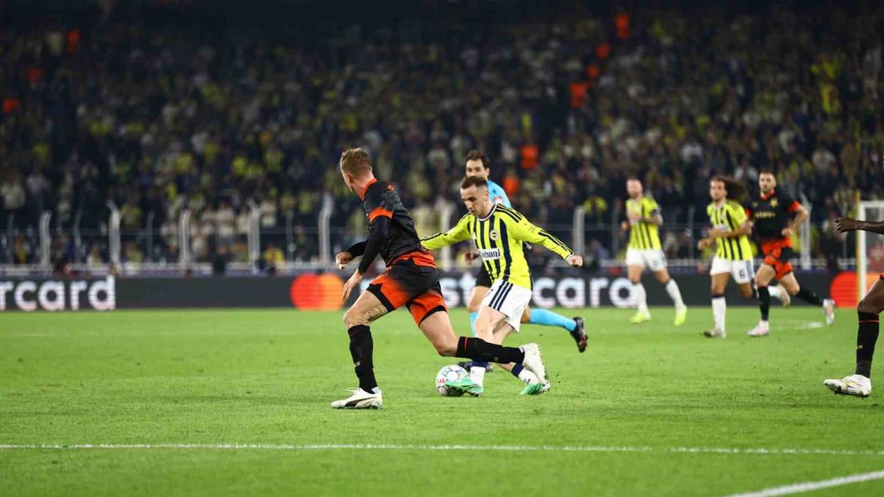 Şükrü Saracoğlu'nda ilk yarı heyecanı: Fenerbahçe 2-1 üstün