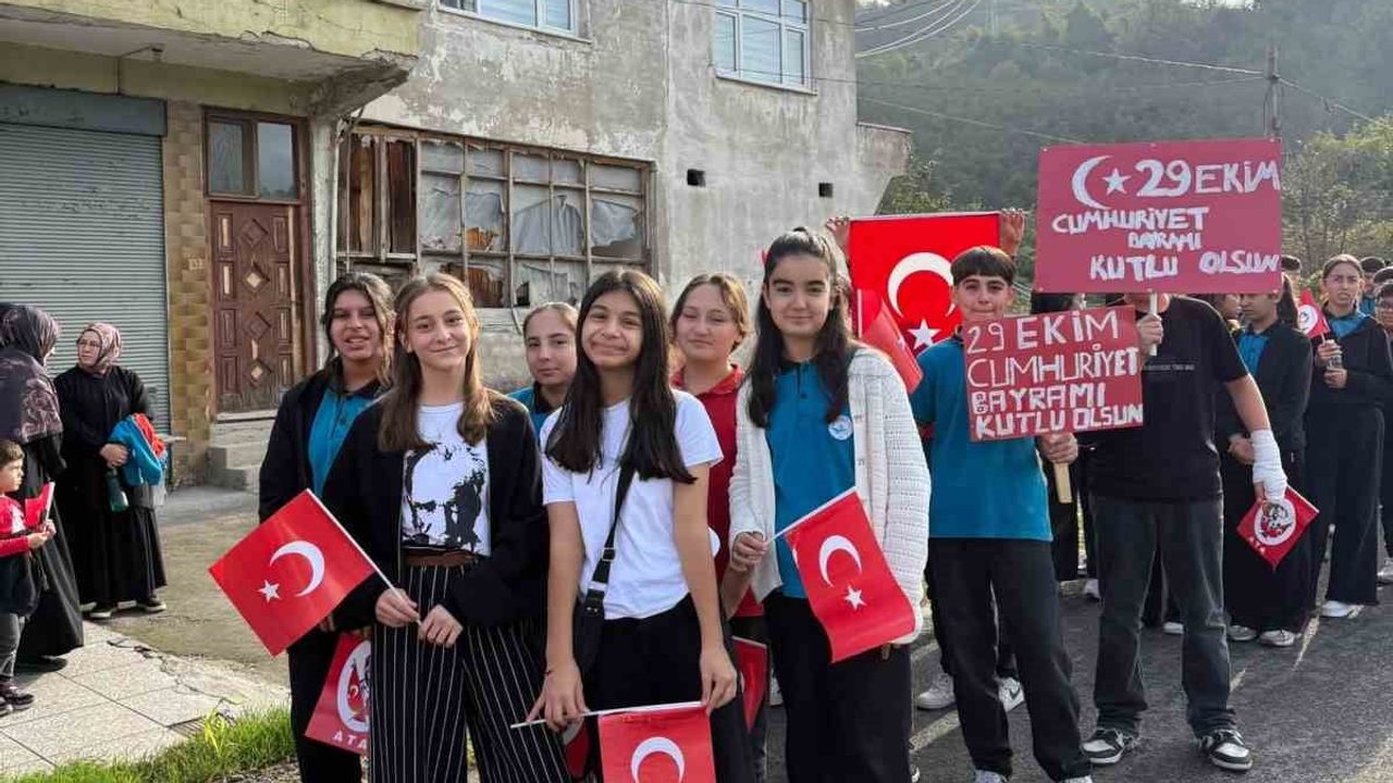 Süleyman Demirel Ortaokulu'nda cumhuriyet coşkusu: öğrenciler 103. yılı sahneledi