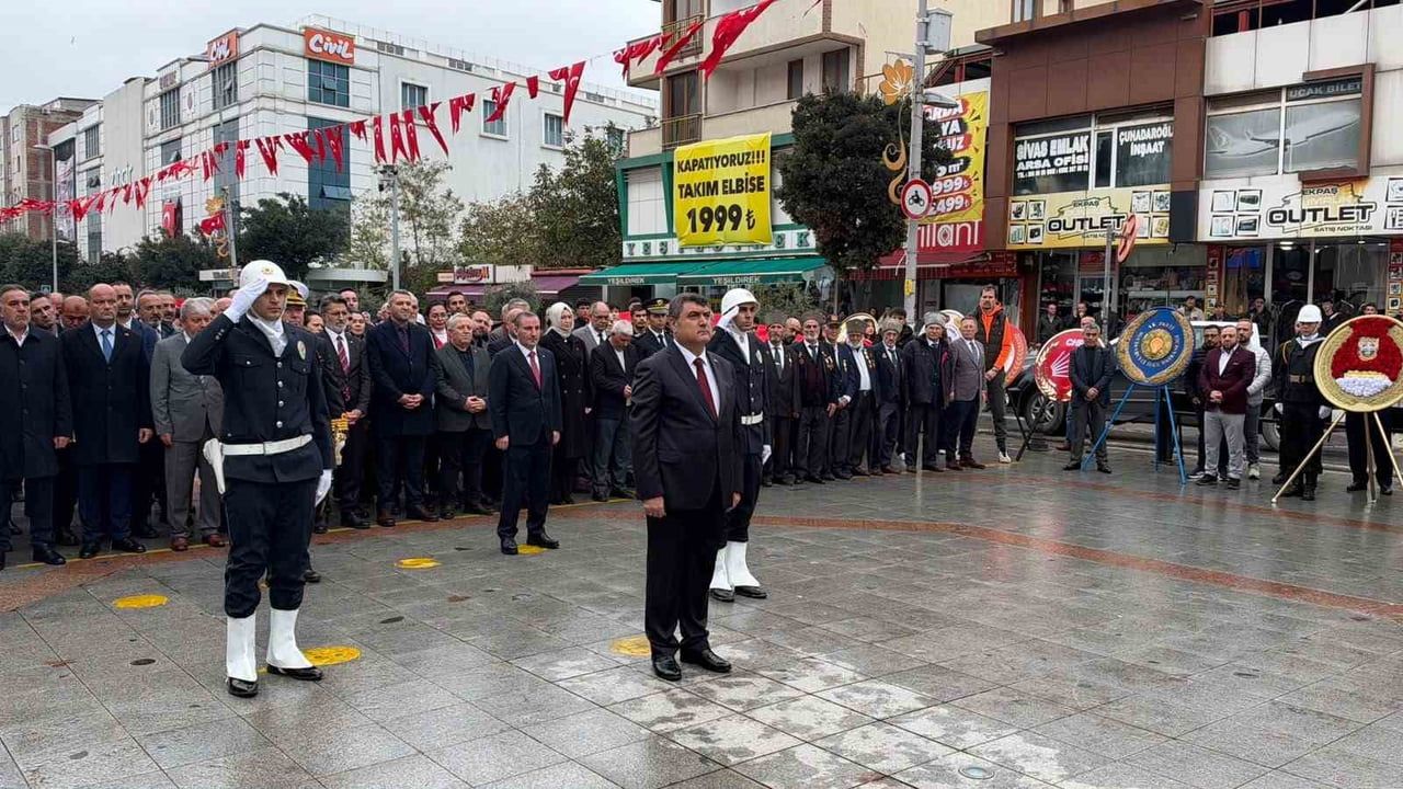Sultanbeyli'de cumhuriyet coşkusu: yürüyüş ve çelenk sunma töreni
