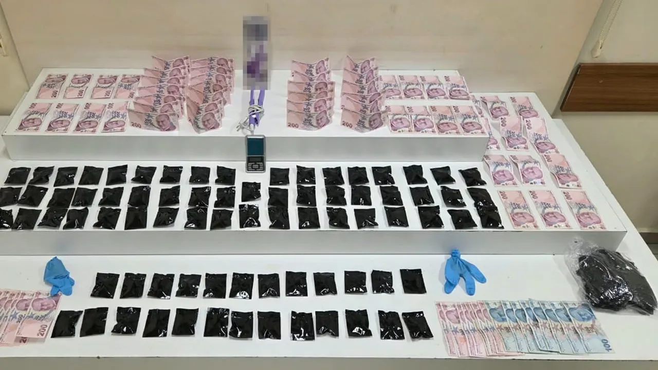 Sultanbeyli'de dron takibiyle yapılan baskında esrar ve 20 bin lira bulundu