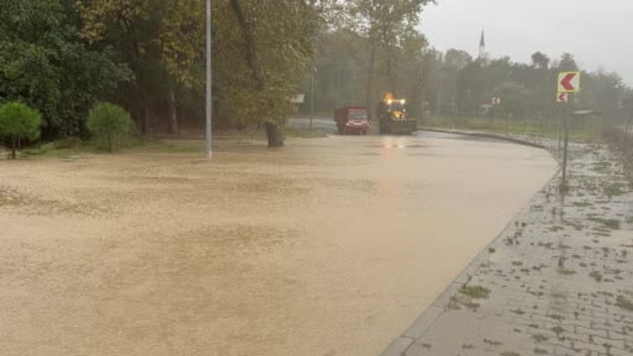 Sultangazi Cebeci'de sağanak günlük hayatı ve trafiği etkiledi