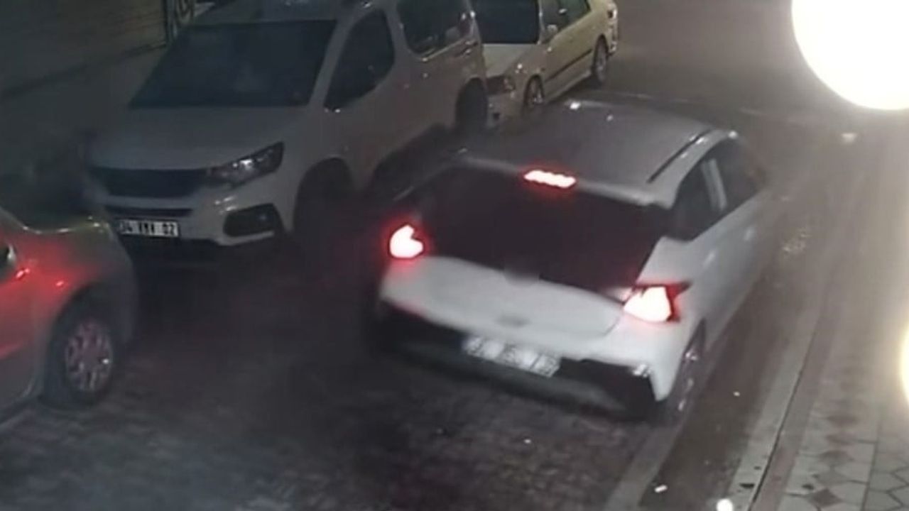 Sultangazi'de çarpıp kaçma zinciri: kiralık otomobil iki sokak ileride hasarlı bulundu