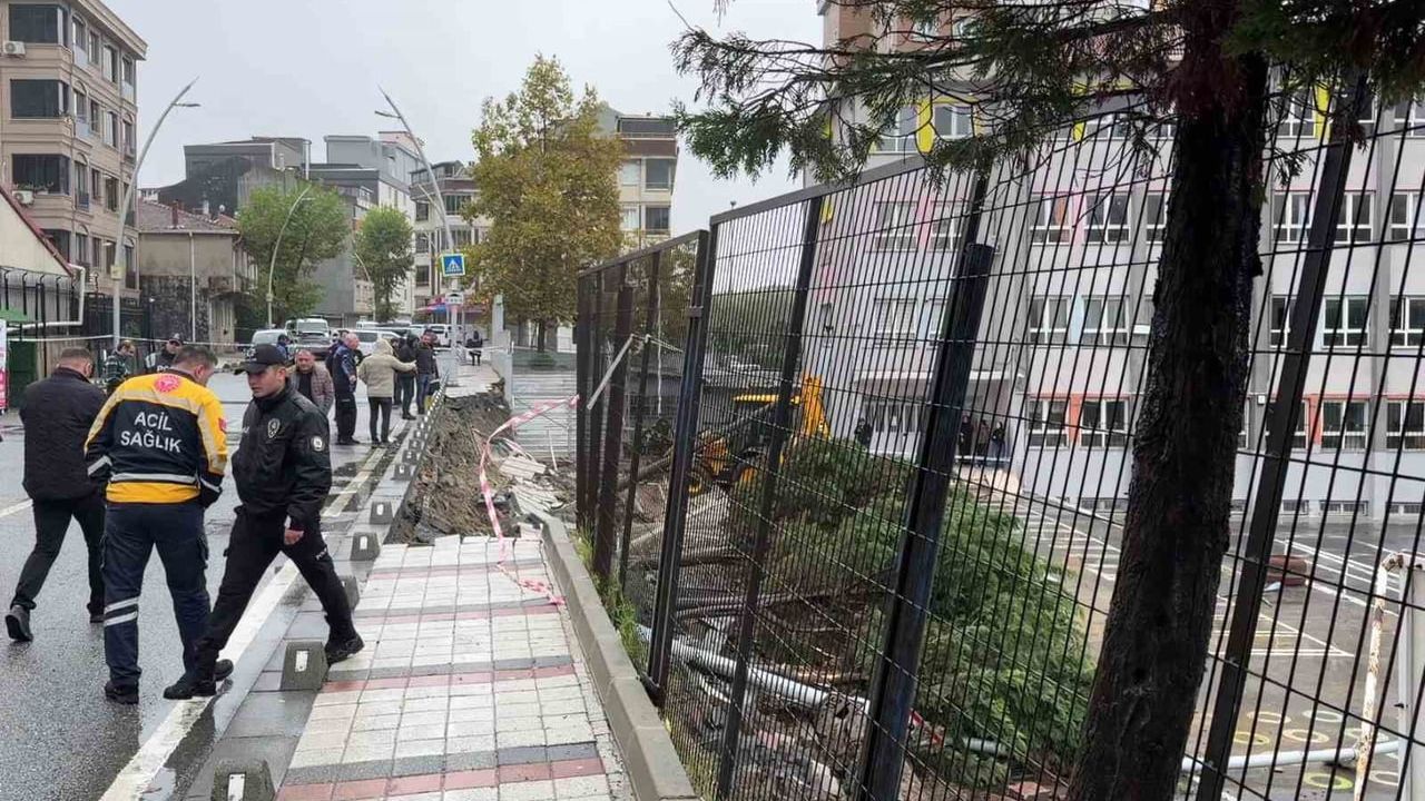 sultangazi'de okulun istinat duvarı sağanakta çöktü