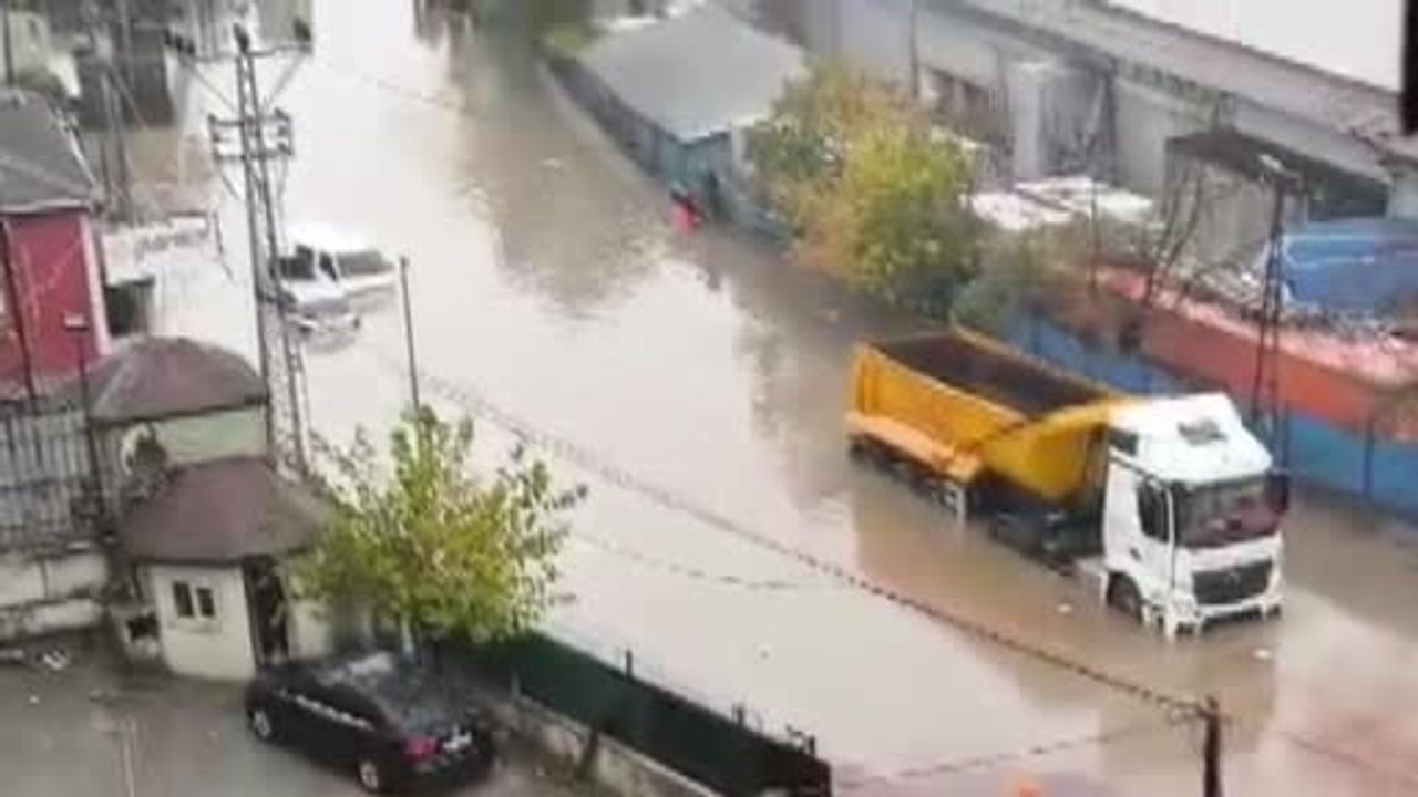 Sultangazi'de sele teslim yolda belediye işçisi öğrenciyi sırtında karşıya taşıdı