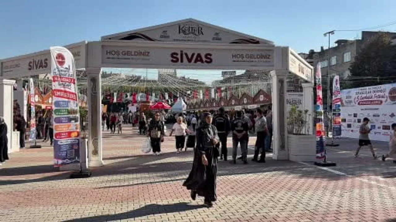 Sultangazi'de Sivas kültürü halay ve kardeşlik mesajlarıyla hayat buldu