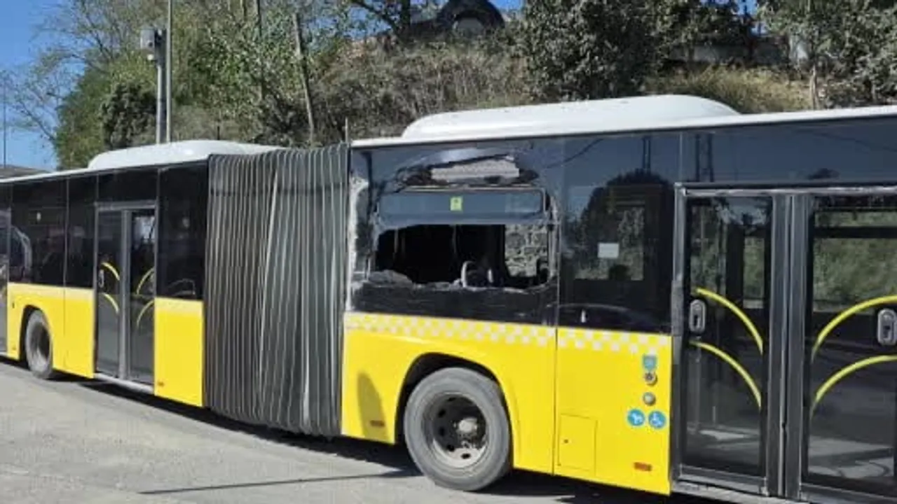 Sultangazi’de sürücü kontrolünü kaybeden İETT otobüsü duvara çarptı, 4 yolcu yaralandı