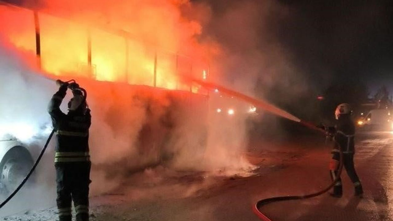 Sürücünün yara almadan atlattığı Metro Turizm otobüsü kullanılamaz hale geldi