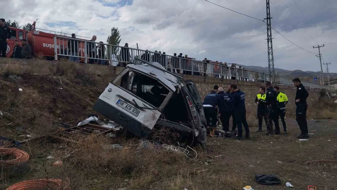 Suşehri'de bariyerleri aşan hafif ticari araç can aldı, üçü ağır dört yaralı