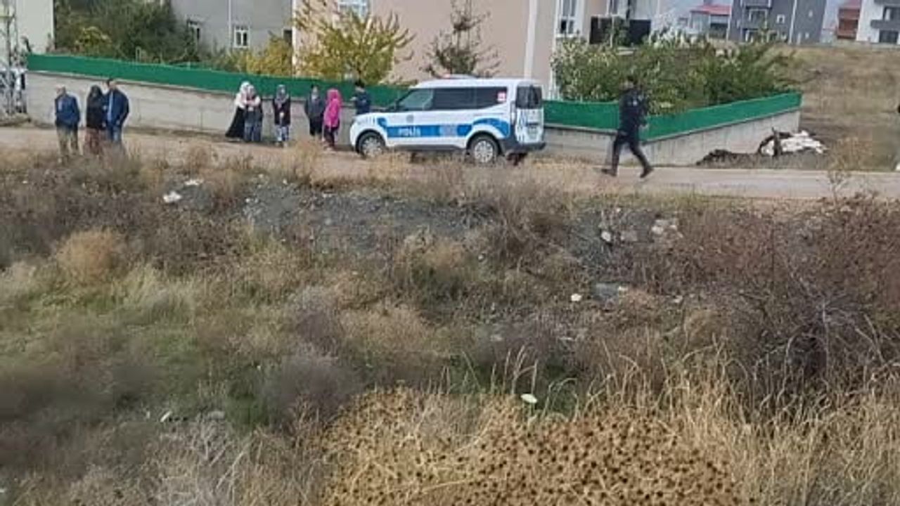 Suşehri'de bariyerleri aşan hafif ticari araç şarampole devrildi: 3'ü ağır 5 yaralı