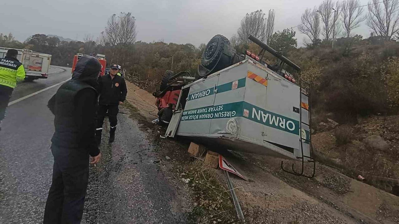 Suşehri'de Giresun Orman Bölge Müdürlüğü aracı devrildi, üç personel yaralandı