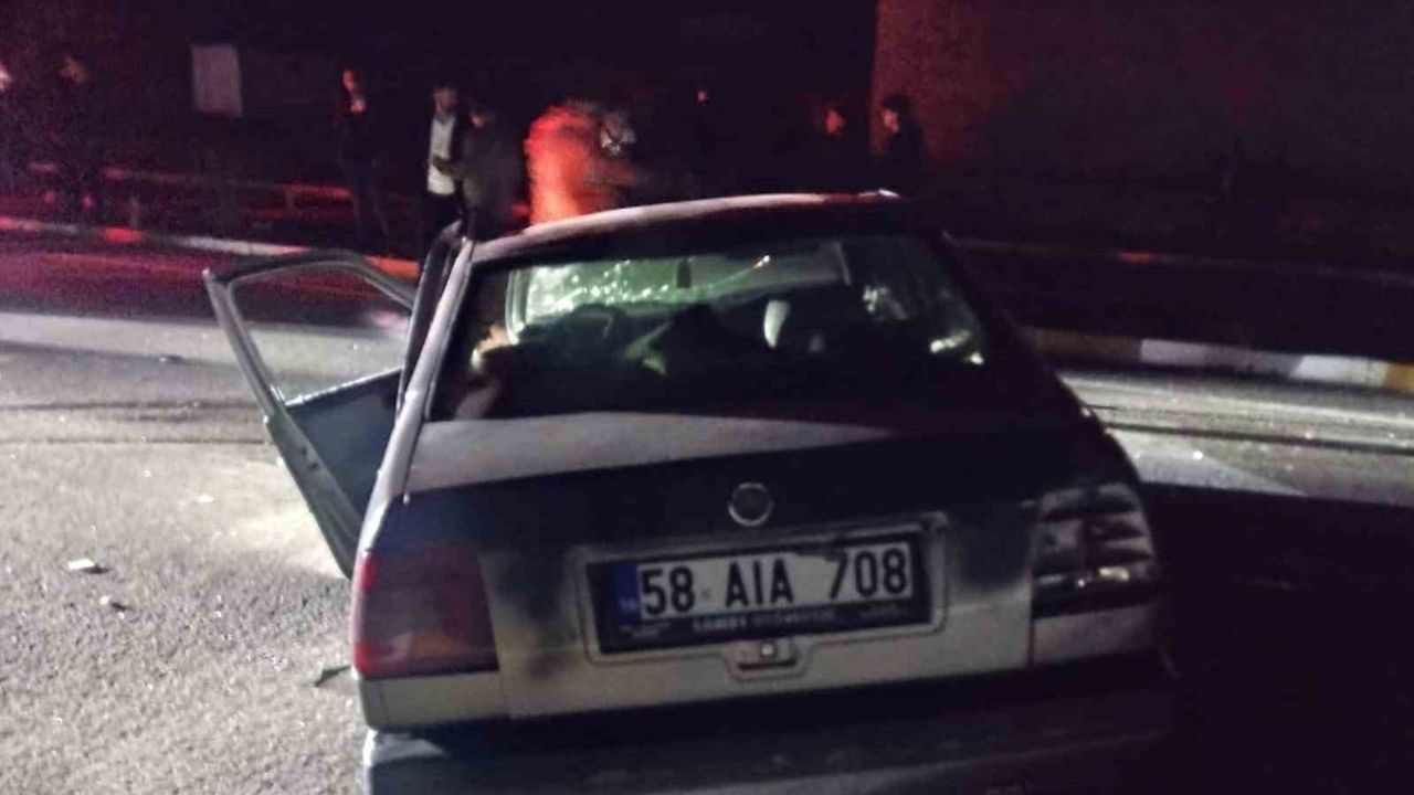 Suşehri kavşağında aydınlatma direği devrildi: otomobil sürücüsü yaralandı