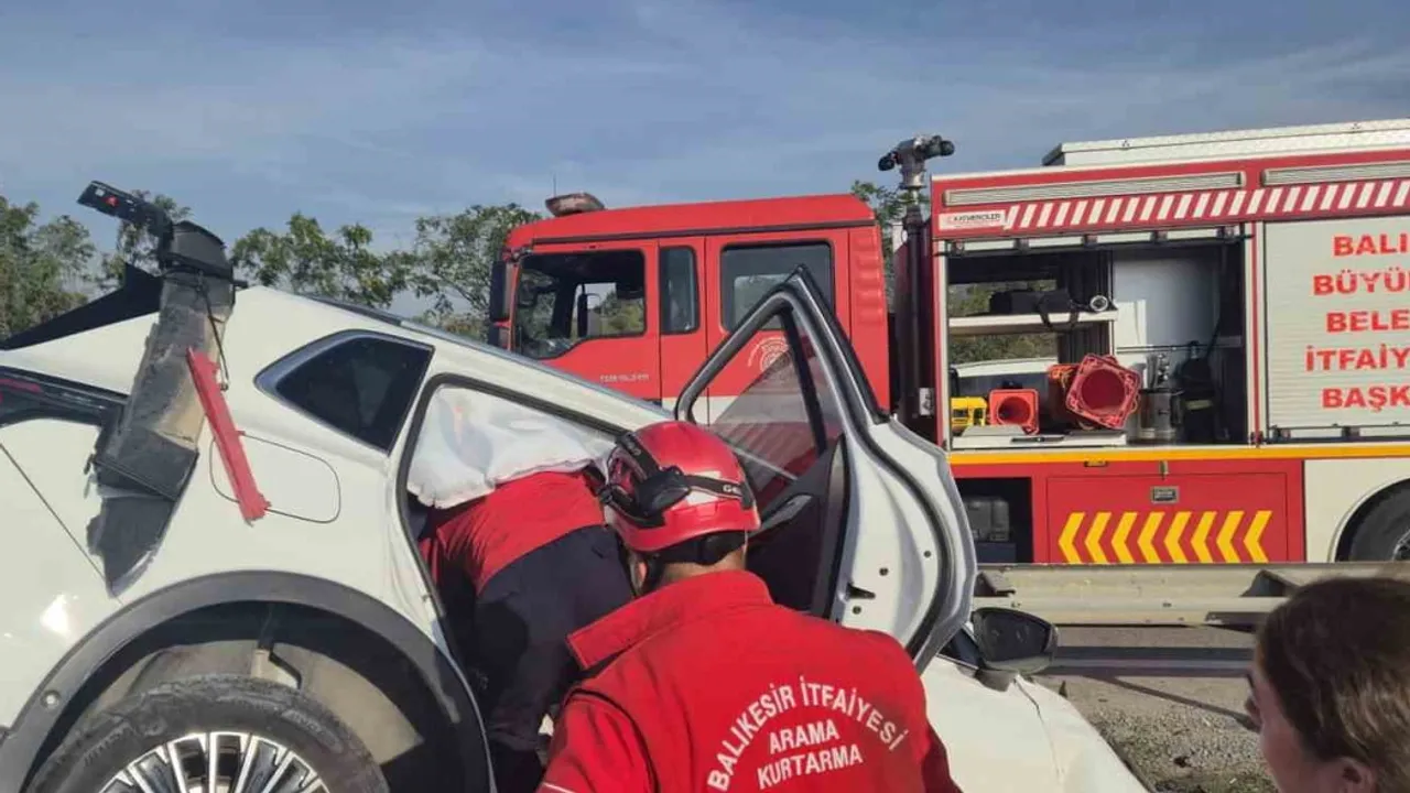 Susurluk Şeker Fabrikası mevkiinde kaza: itfaiye sıkışan yolcuyu kurtardı, 2 yaralı