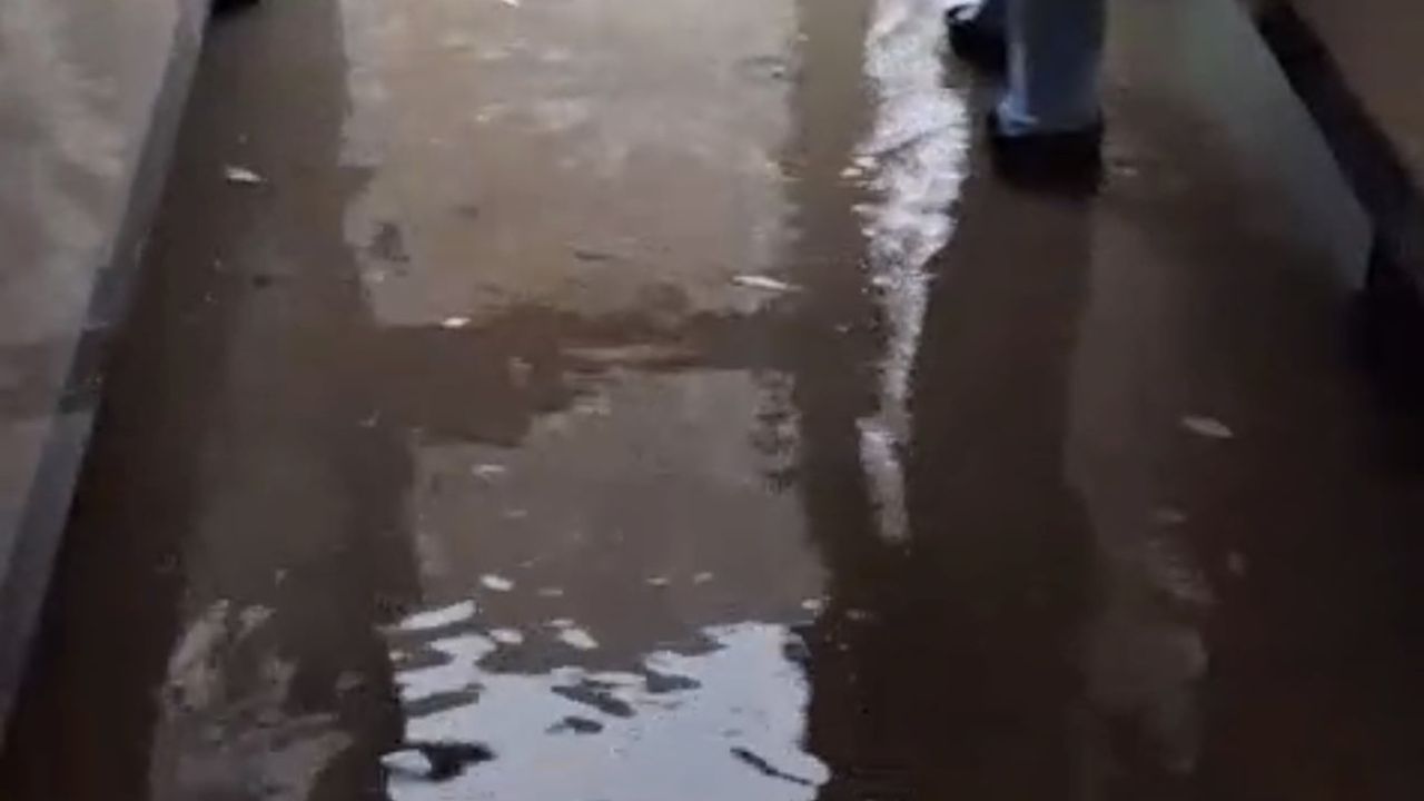 Susurluk'ta aniden bastıran sağanak sokakları ve hizmet binalarını tehdit etti