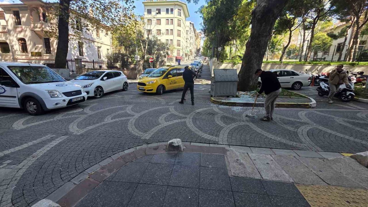 tadilat atıkları yola savruldu, duşakabin camları kırılarak kaldırıma yayıldı