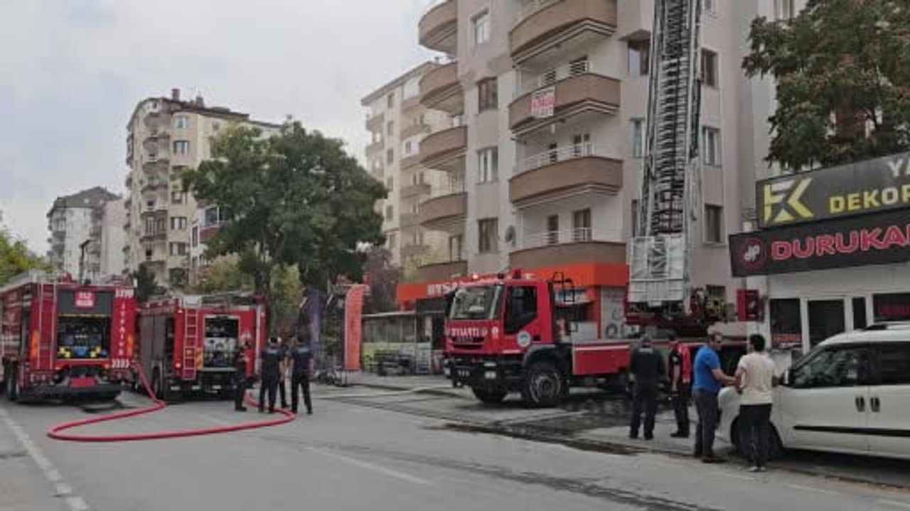 Tadilat iddiasıyla çıkan yangın çatı katında büyüdü, itfaiye 1 saatte kontrol altına aldı