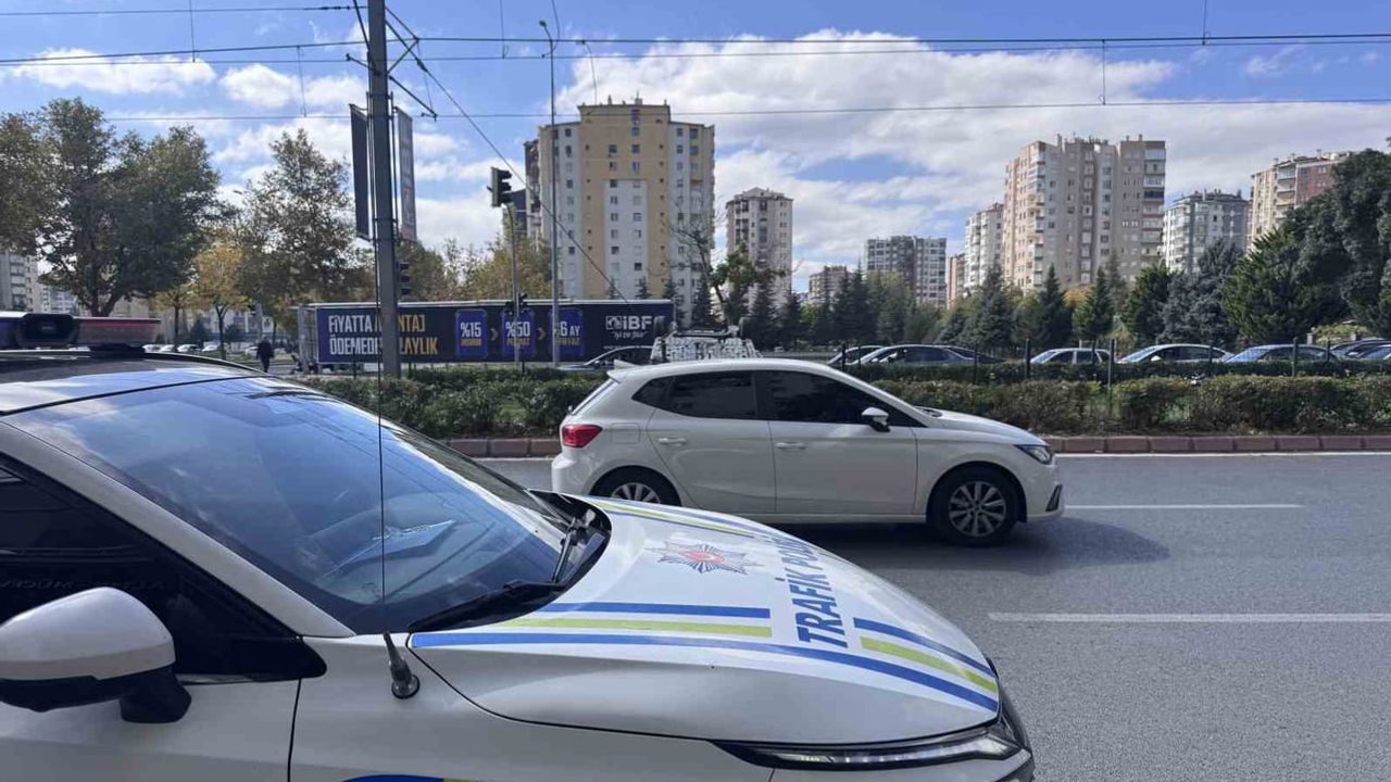 Takla atan otomobil tramvay yoluna devrildi: sürücü hastaneye kaldırıldı