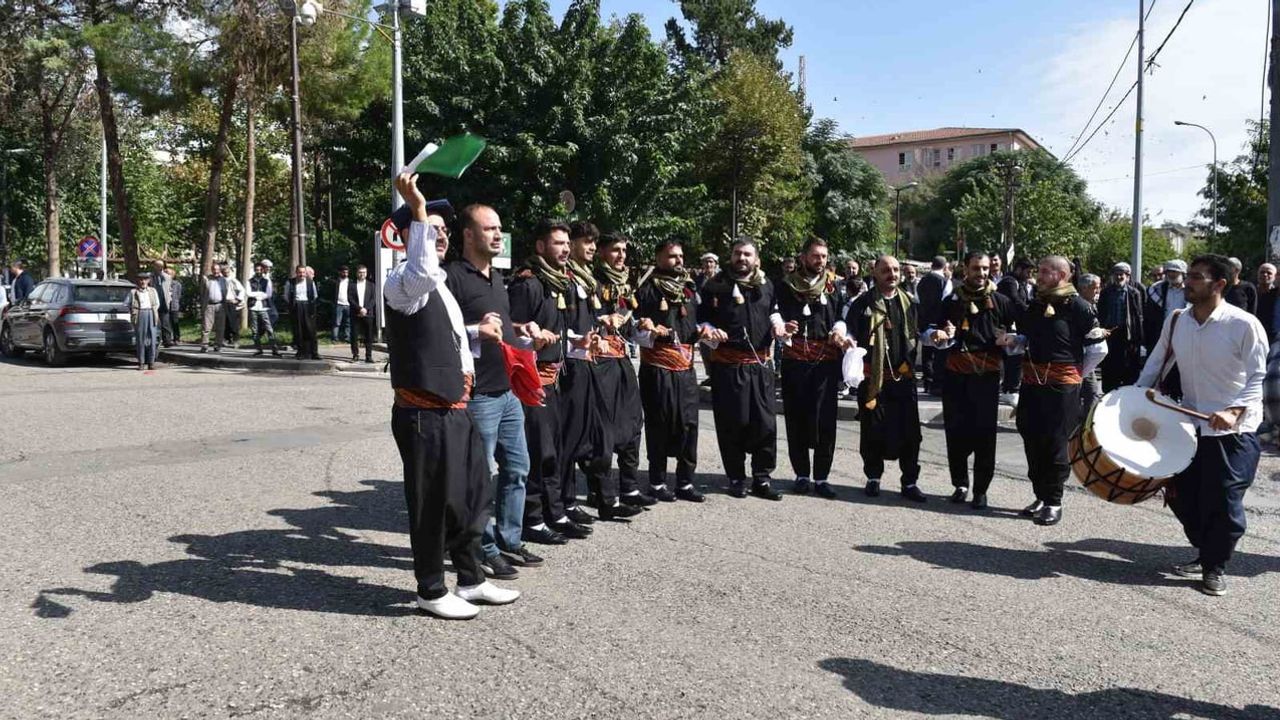 Takoran için kortej ve konuşmalarla başlayan festival