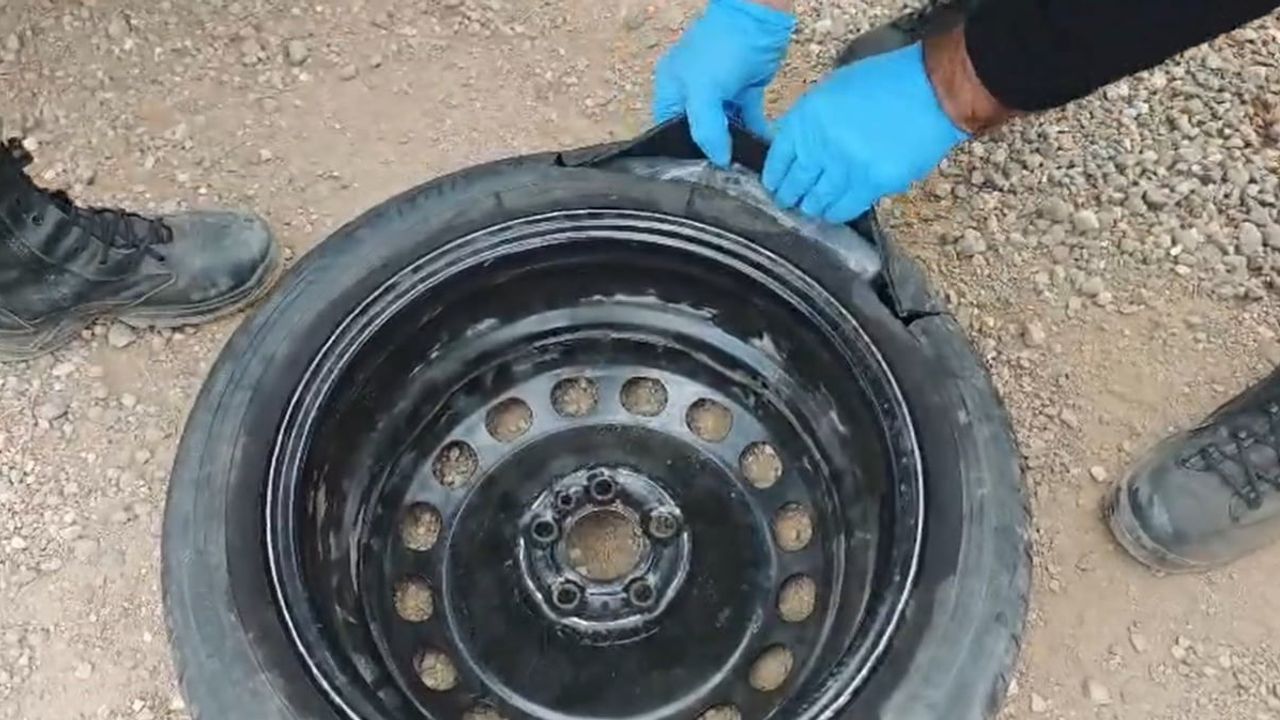 Taksinin bagajından çıkan 2 kilo 100 gram skunk Şanlıurfa'da tutuklama