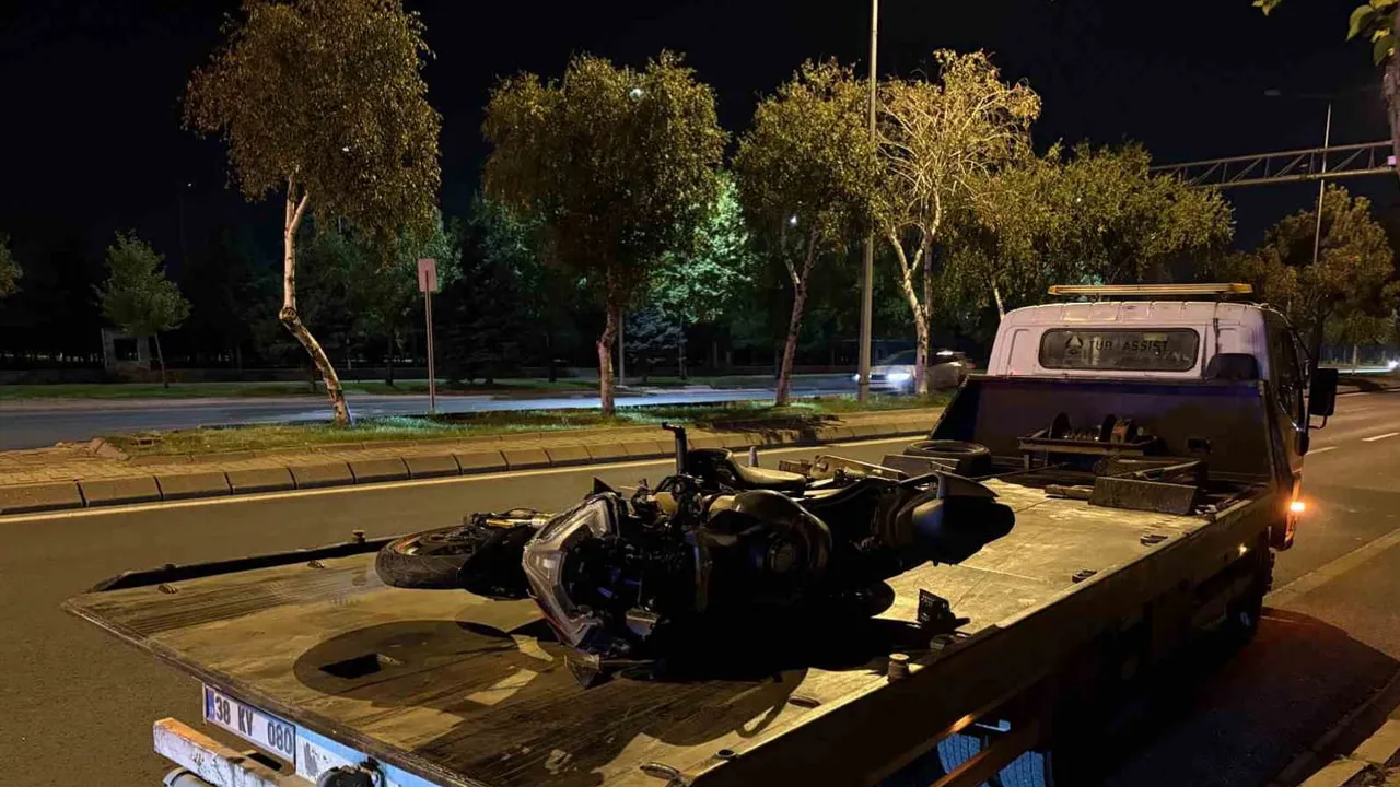 Talas Bulvarı'nda kontrolden çıkan motosiklet 50 metre sürüklendi