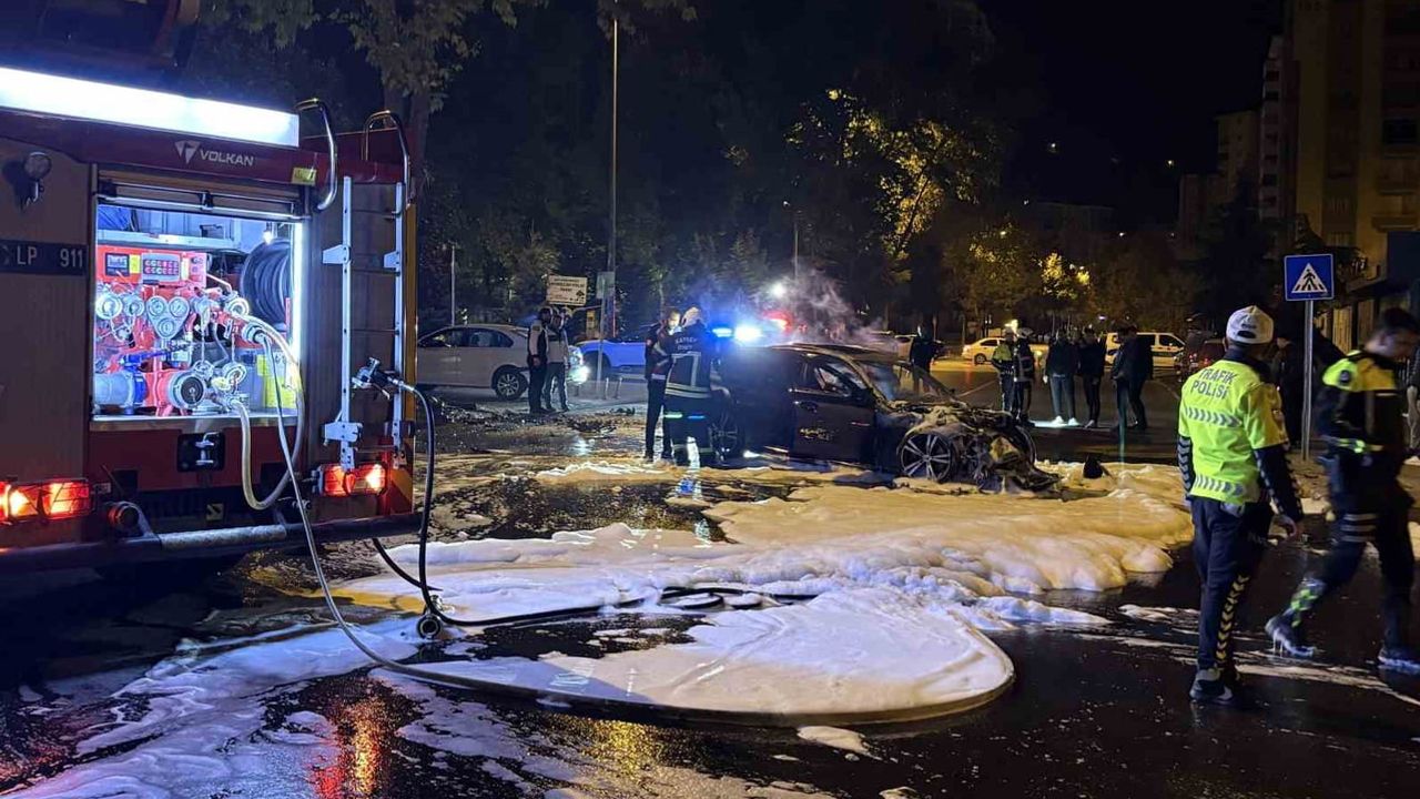 Talas'ta kontrolden çıkan araç park halindekine çarptı, ağaca çarpıp alev aldı