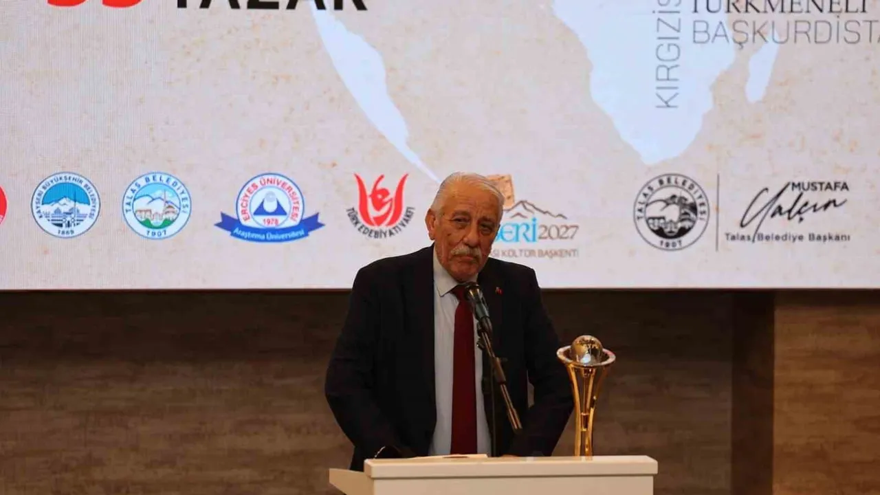 Talas'ta şiir buluşması: 13 ülkeden 33 şair bir araya geldi