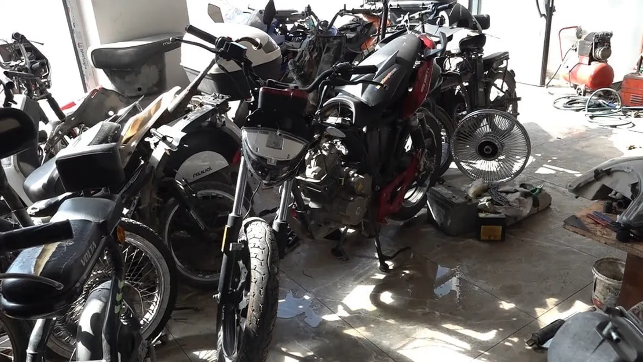 Tamircinin dükkanında bulunan çalıntı motosiklet müşterilerin şüphelerini körükledi