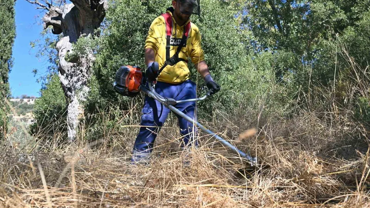 Tarihi 500 yıllık mezarlıkta kapsamlı bakım ve güvenlik çalışması