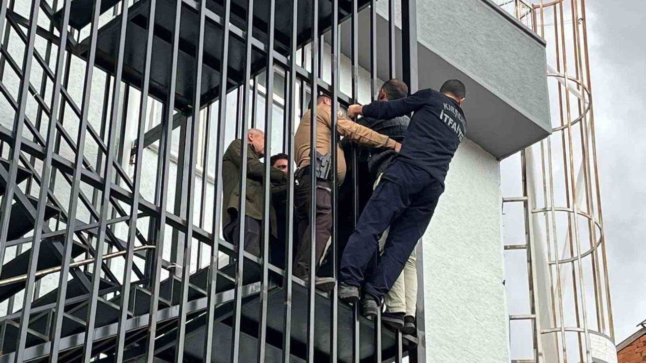 Tarihi çarşının merdivenlerinde tehlike: Ahi Çarşısı'nda özel birey kurtarıldı