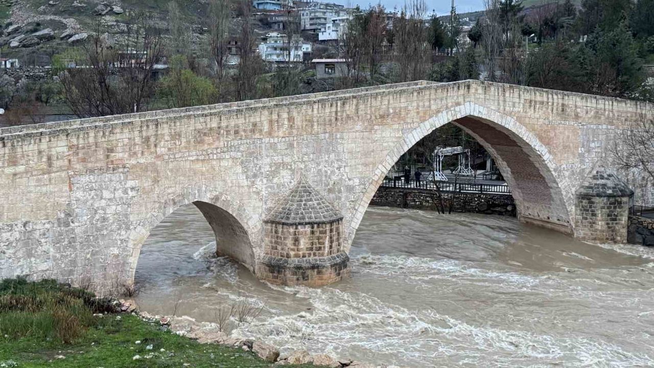 Tarihi Haburman Köprüsü çevresine atılan çöpler halkın sabrını zorluyor