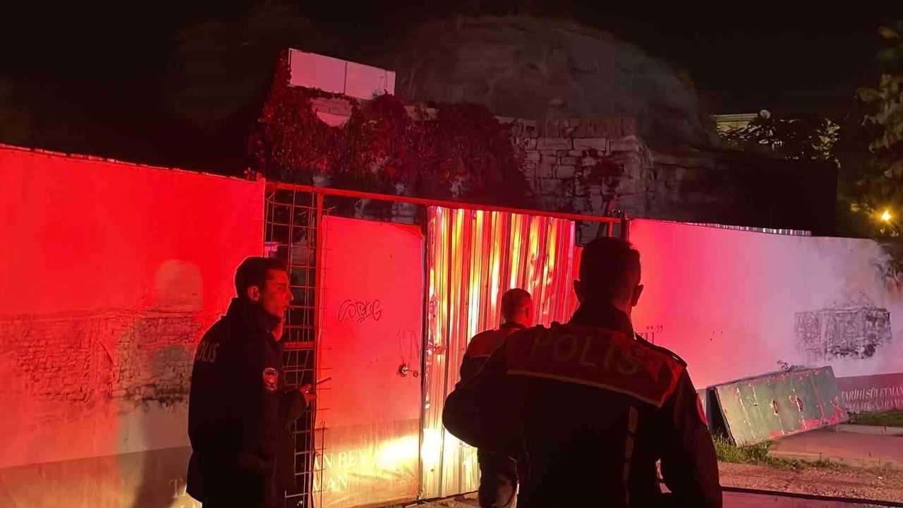 Tarihi Süleyman Bey Hamamı bahçesindeki yangın itfaiye tarafından kontrol altına alındı