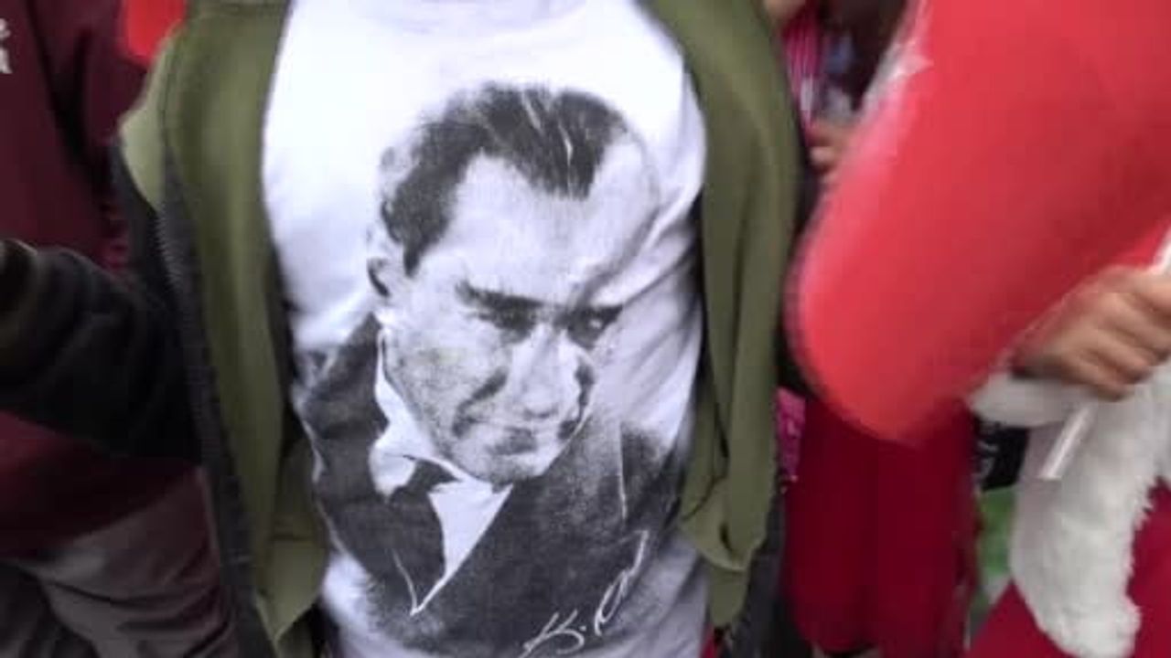 Tarihi surlarda çocukların kırmızı-beyaz cumhuriyet yürüyüşü