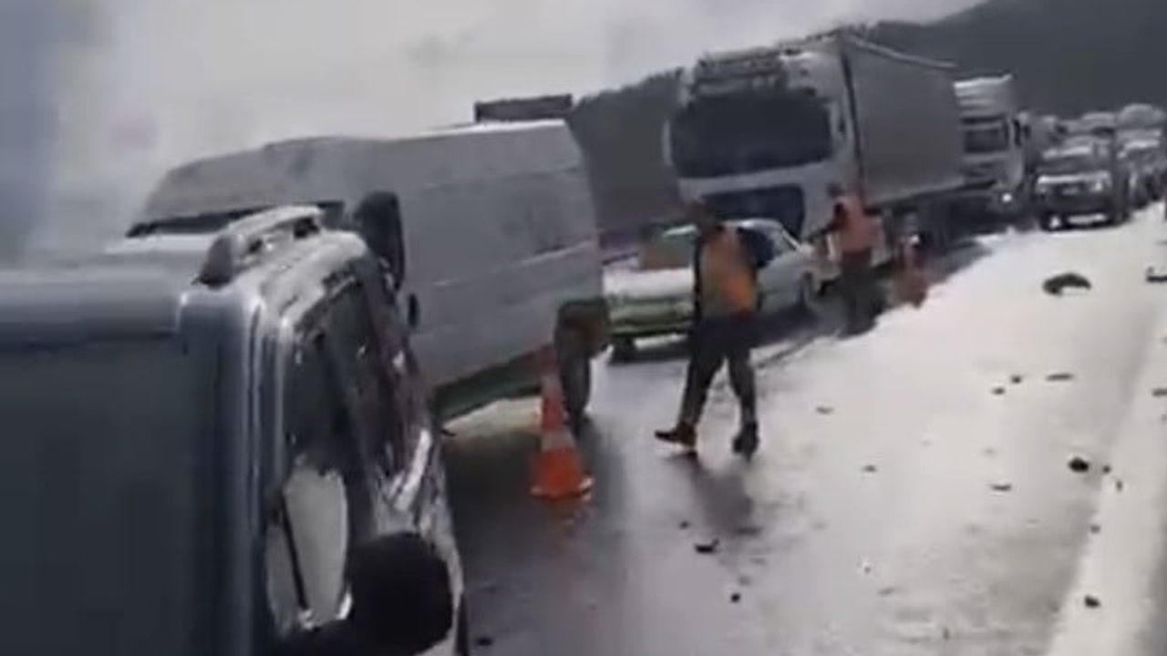 Tarsus-Adana-Gaziantep otoyolunda yağış kaynaklı zincirleme kaza: 8 yaralı