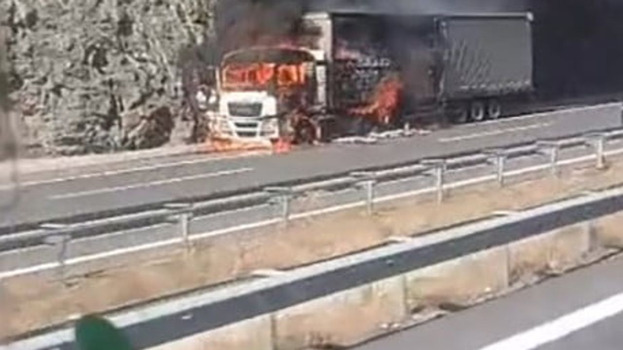 Tarsus otoyolunda iki tır yangında kullanılamaz hale geldi