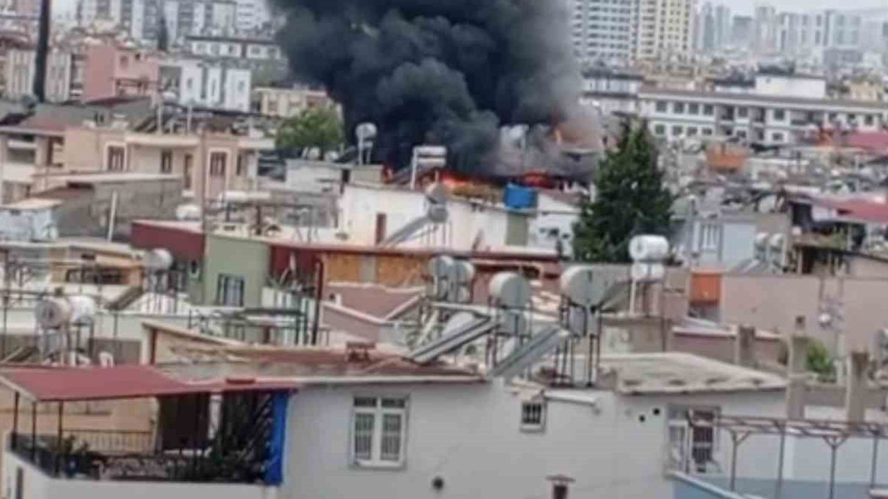 Tarsus'ta iki ailenin yaşadığı binada çatı katı yangını kontrol altına alındı