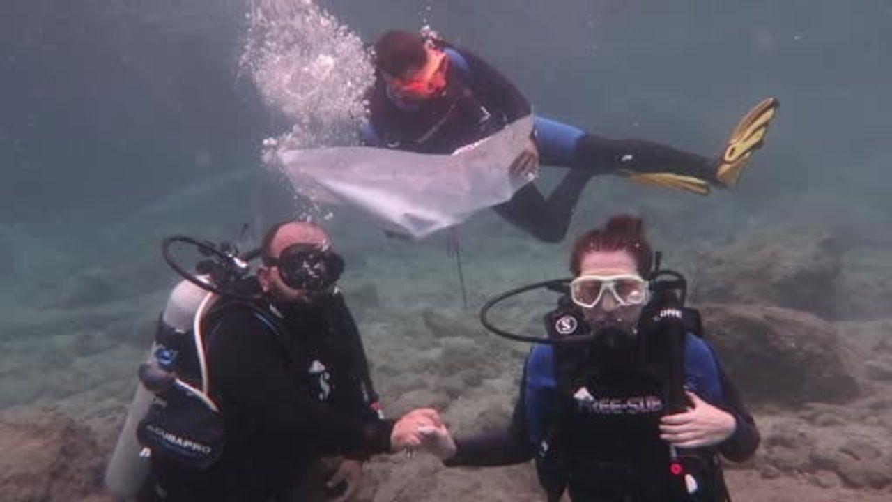 Tarzan Koyu'nda 5 metre derinlikte su altında evlenme teklifi