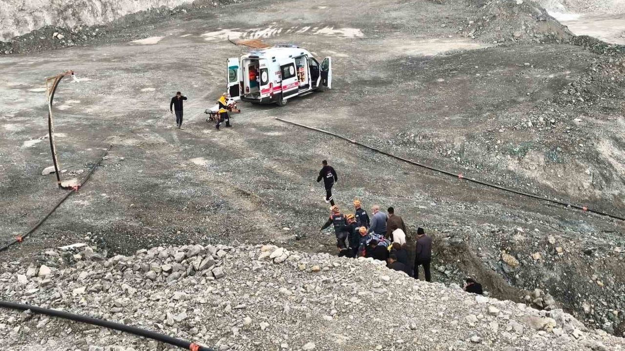 Taş ocağında kontrol kaybı: kamyon devrildi, sürücü yaralandı