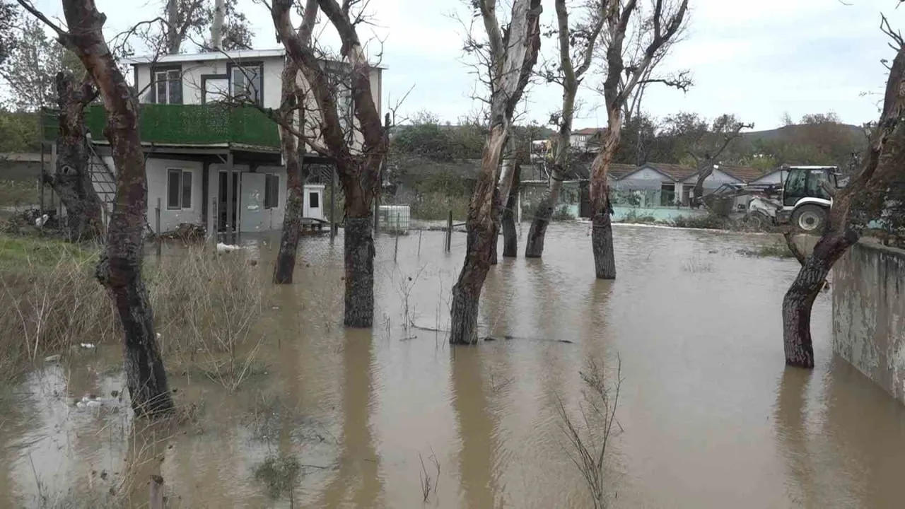 Taşkın Esence kahvehanesini göle çevirdi, mahalle derelerin temizlenmesini istiyor
