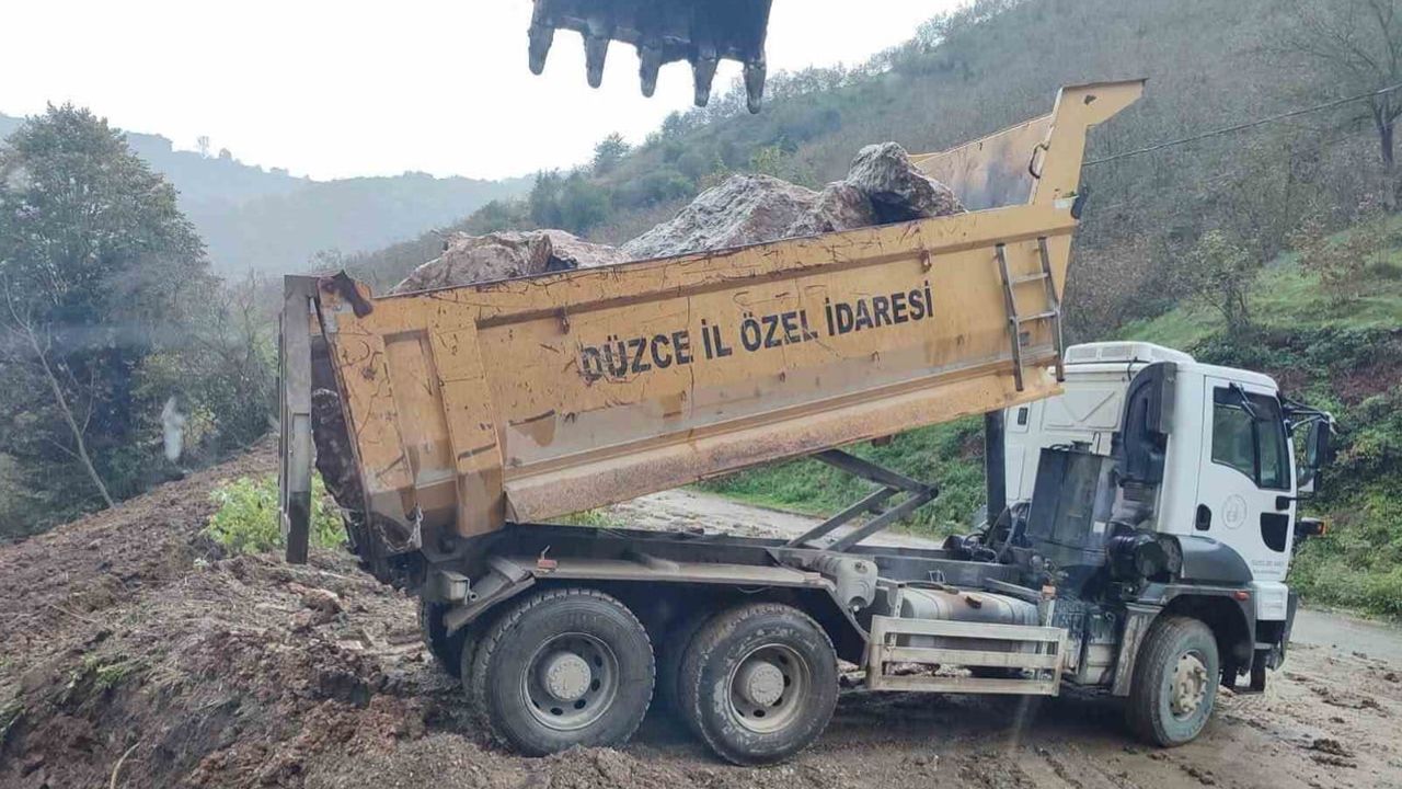 Taşlık Köyü'nde heyelan hattında yol güvenliğini sağlama çalışması