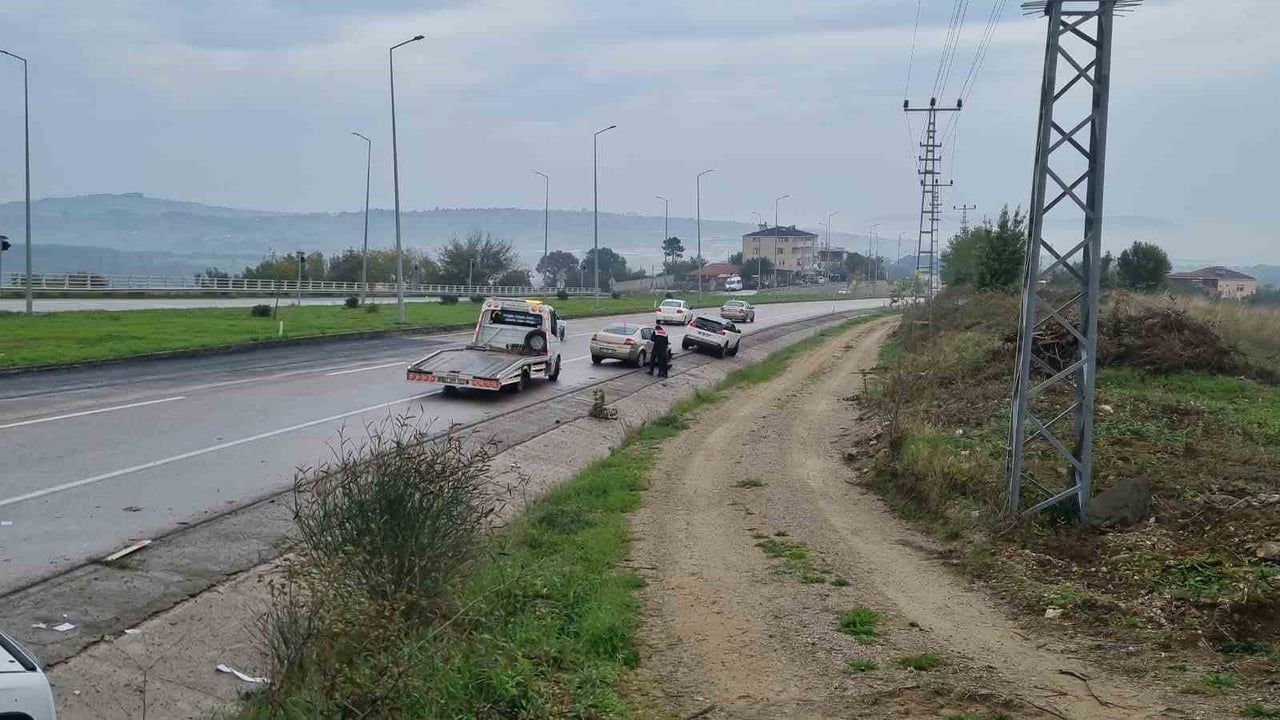 Taşmanlı kavşağında çarpışma: 1’i bebek 5 kişi yaralandı