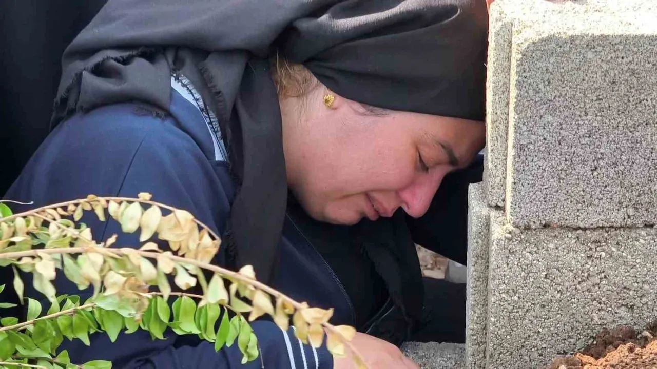 Tatil dönüşünün acısı: iki kardeş Reyhanlı'da yan yana toprağa verildi