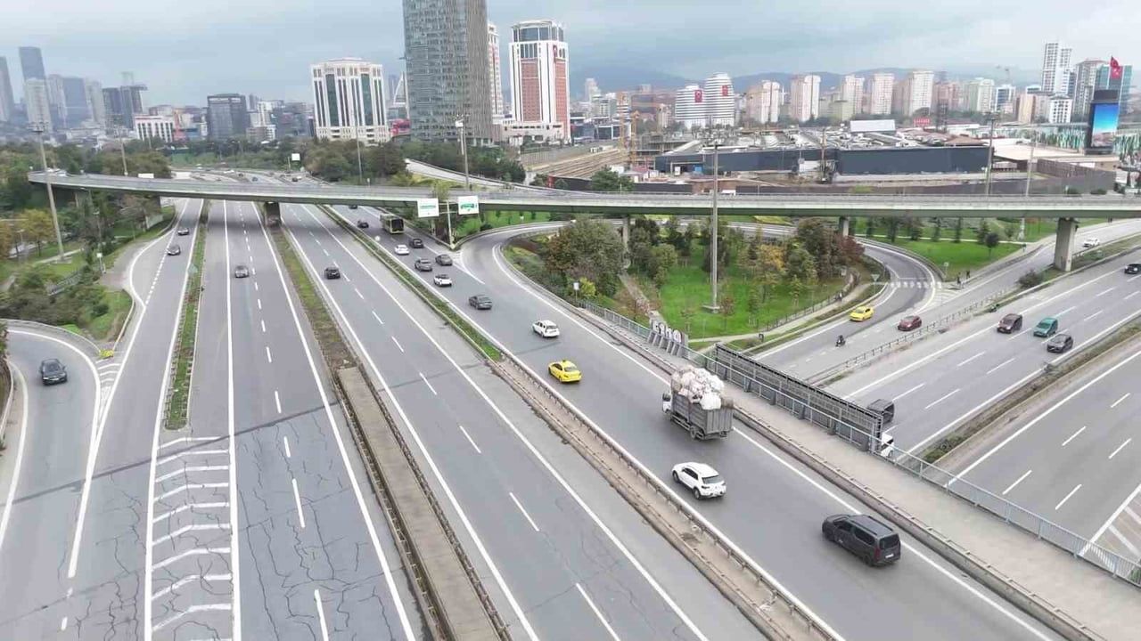 Tatil gününde İstanbul yolları alışılmadık şekilde boş kaldı