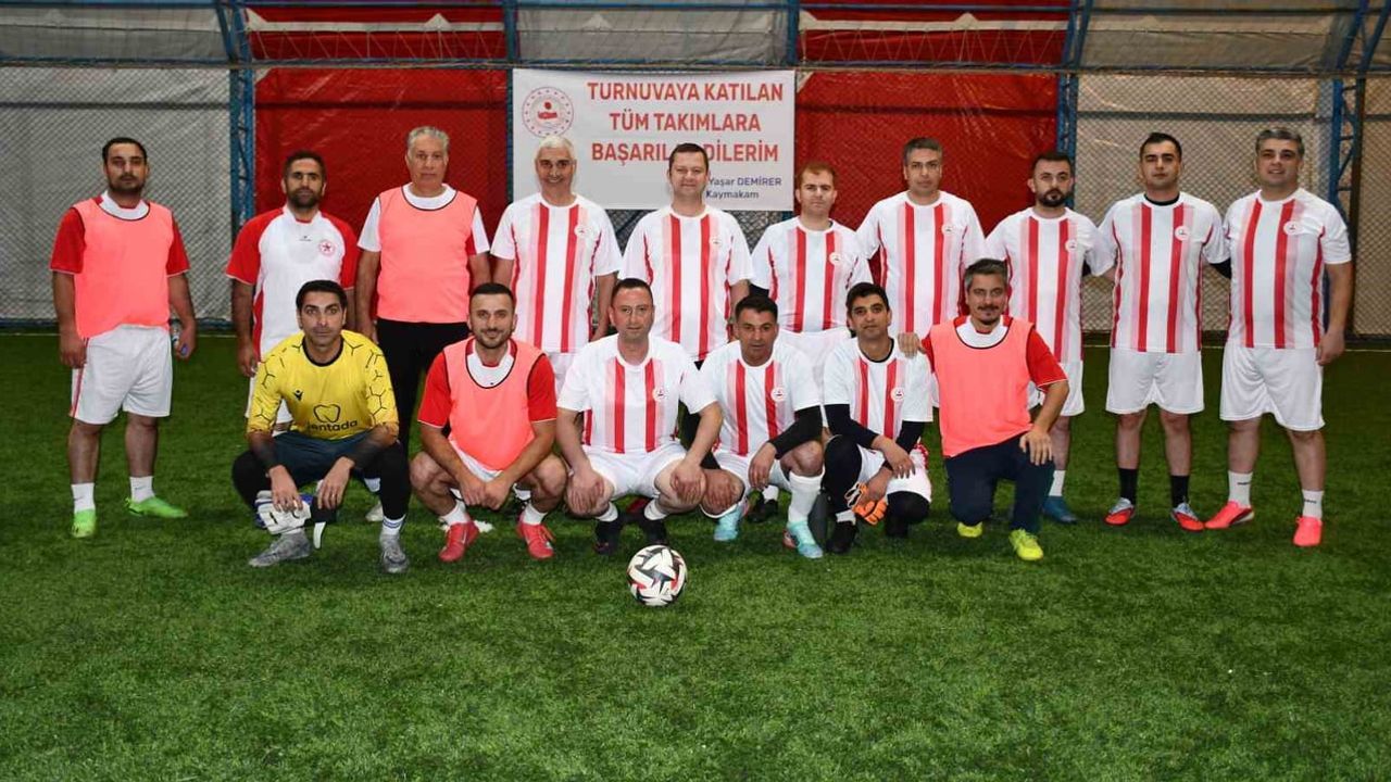 Tatvan'da şehitlere adanan kurumlar arası futbol turnuvası başladı