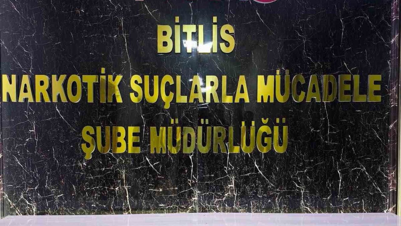 Tatvan’da uygulama noktasında gizlenen 2,9 kilo metamfetaminle ilgili iki kişi tutuklandı