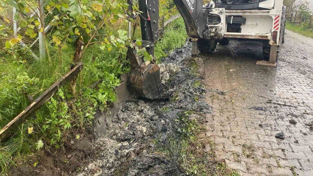 Tavak köyünde taşkın riskine karşı yağmur kanalları temizlendi