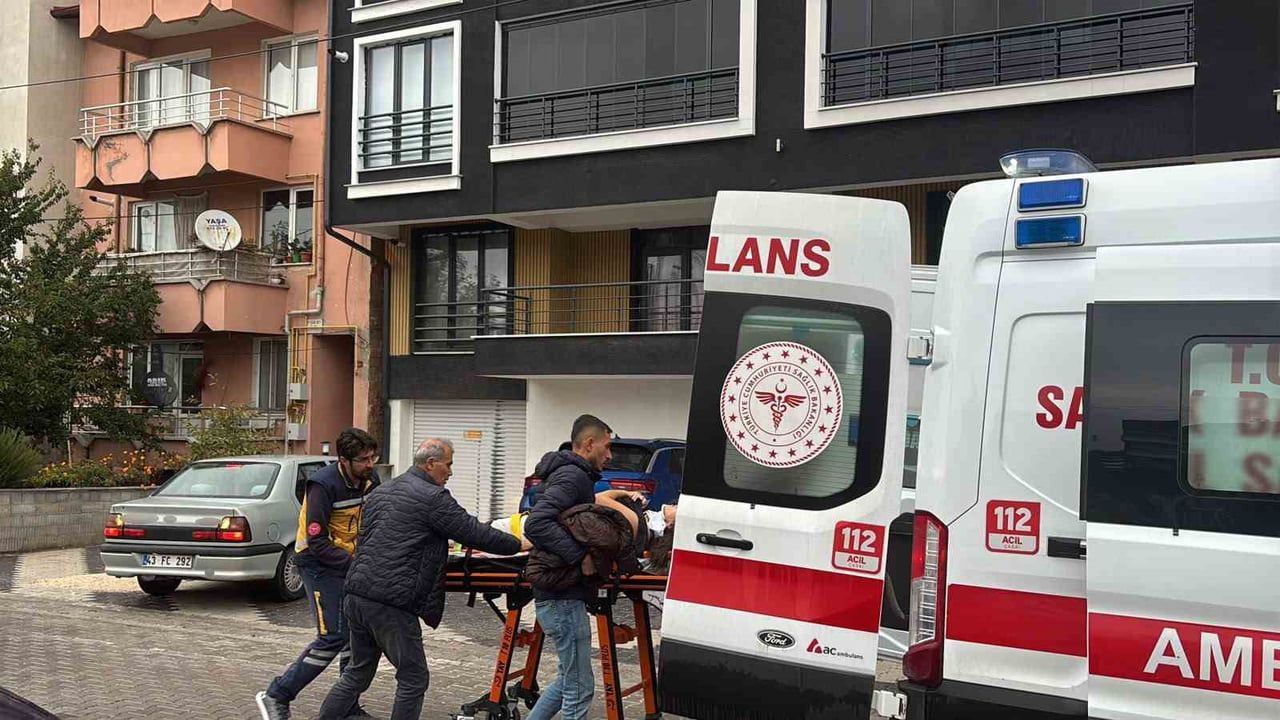 Tavşanlı çevre yolunda çarpışma: yaya ve motosiklet sürücüsü yaralandı
