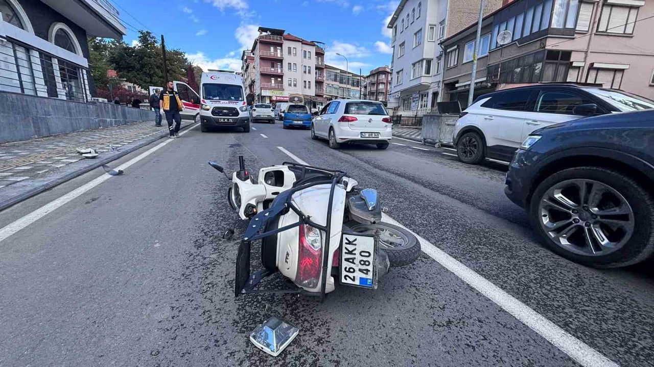 Tavşanlı’da hatalı manevra sonucu motosiklet iki araca çarptı, 2 yaralı