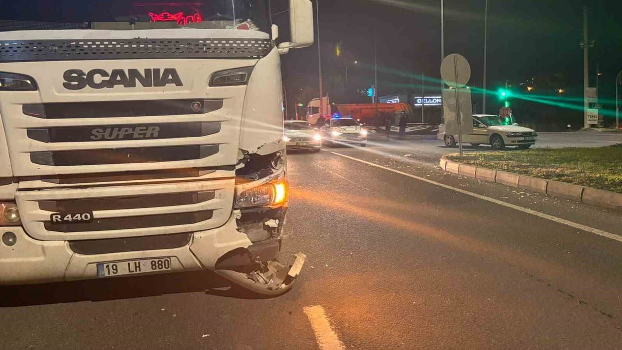 Tavşanlı'da ışıklı kavşakta tırın arkadan çarptığı otomobilde maddi hasar